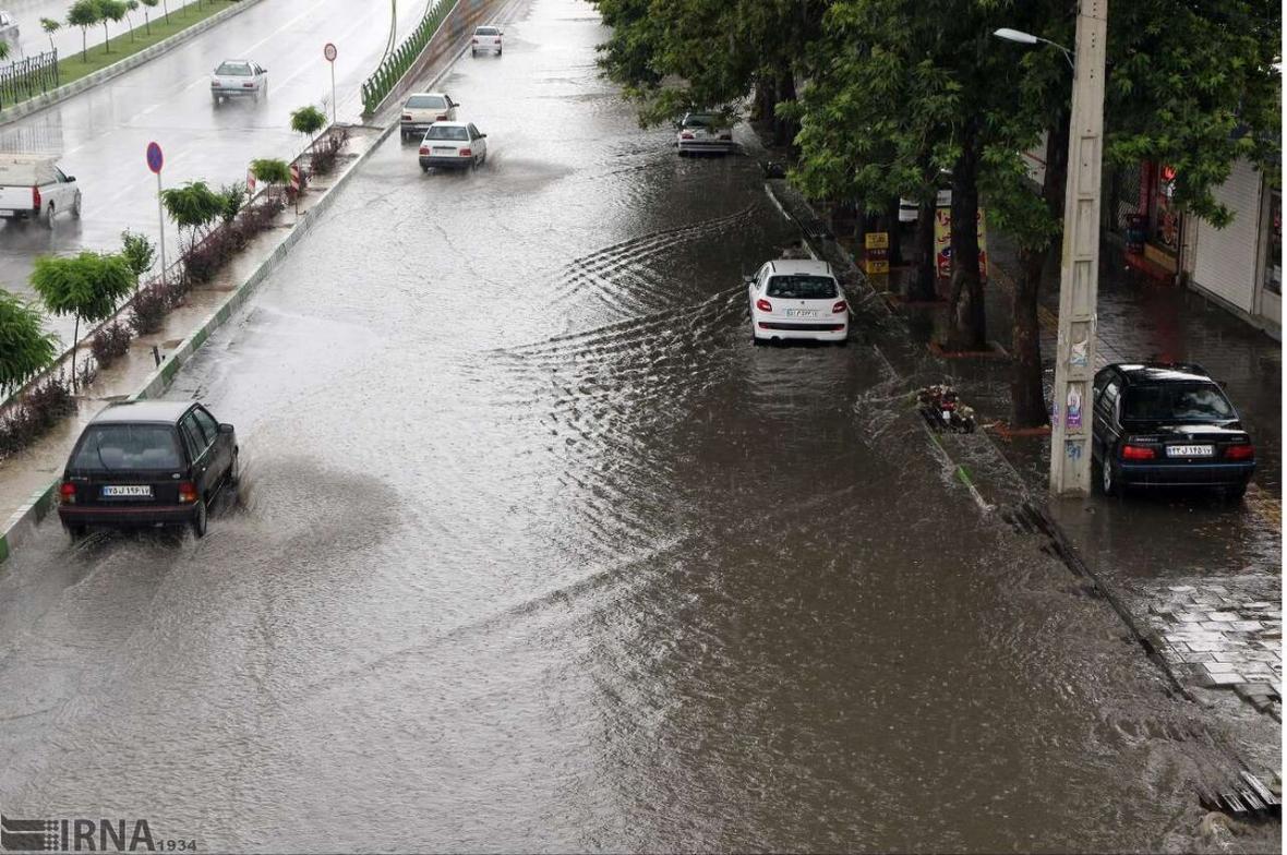 خبرنگاران بارش شدید باران در مهاباد موجب آبگرفتگی معابر خبرنگاران بارش شدید باران در مهاباد موجب آبگرفتگی معابر عمومی شد