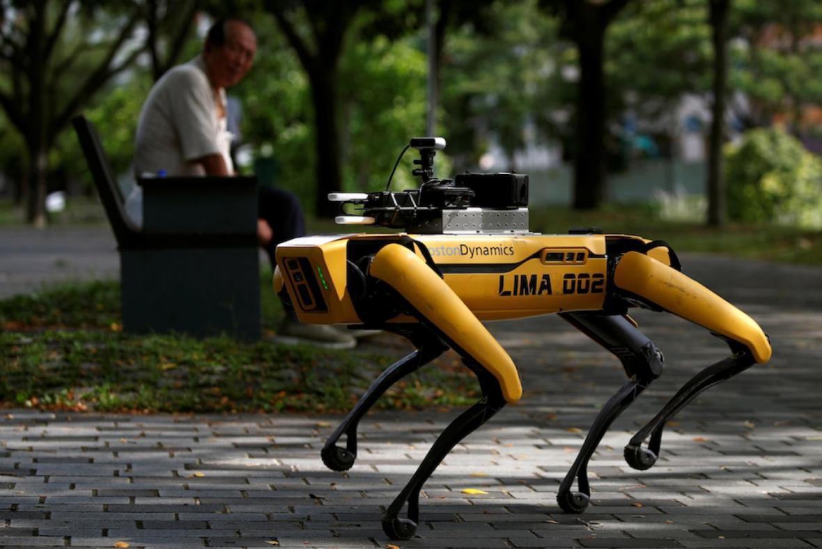 فاصله اجتماعی در سنگاپور با ربات اسپات