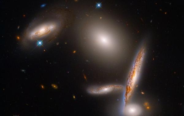 تلسکوپ هابل 32 سالگی خود را با تصویری خیره کننده از کهکشان ها جشن گرفت