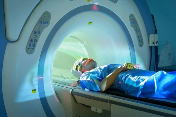 چرا نباید با فلز داخل دستگاه MRI رفت؟، از این زن بپرسید