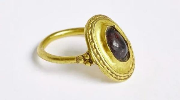 کشف انگشتر طلای 1500ساله، عکس